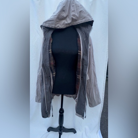 Liz Claiborne Heavy Jacket Women’s Medium Full Zip Lined Beige Microfiber Shell - Picture 4 of 8